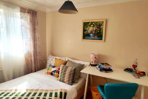 London Borough of Hounslow House | Cozy room near Heathrow