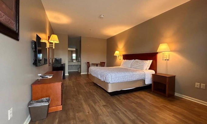 Carlyss House | Cozy Room w/Private Fishing Pond & Outdoor Activities – Perfect Family Getaway!
