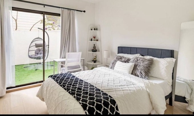 Lower Pacific Heights Condo | Cozy Room with a Private Bath and a Patio in Pac Heights