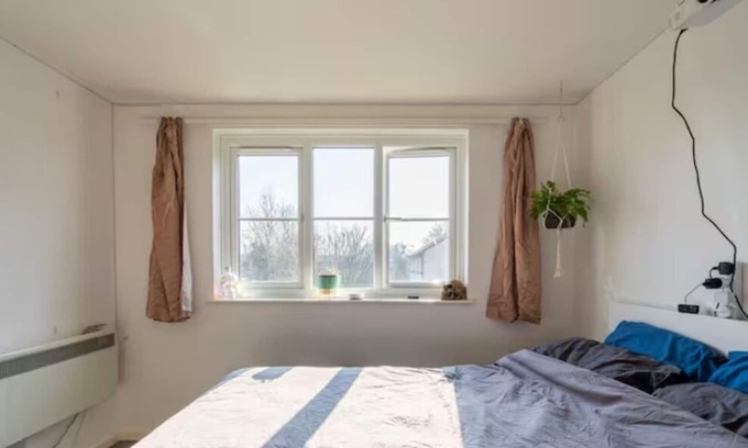Yiewsley Apartment | Cozy room, with cinema projector - 6 minutes to the Elizabeth line