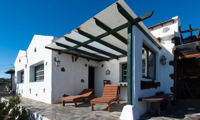Isora Cottage | Cozy Rural House with Beautiful Views and BBQ for an Ideal Stay
