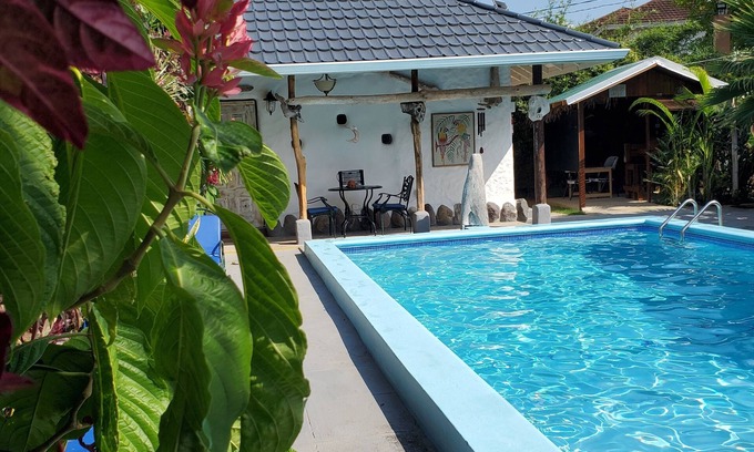 Runaway Bay Cottage | Cozy Rustic 1BR Cottage - Free Parking, WiFi w/Pool & Beach Access