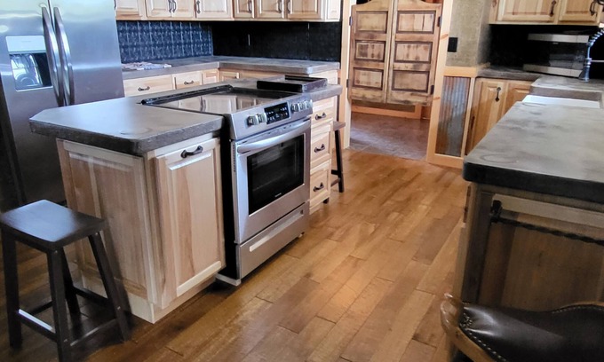 Elkland House | Cozy Rustic 3 bedroom home on 5 acres, big backyard perfect for yard games!n