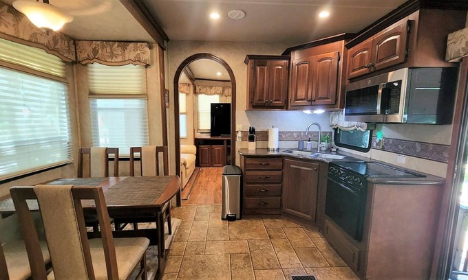 River Ranch Cottage | Cozy RV Cottage with Golf Cart at River Ranch 417