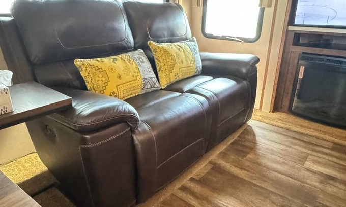 Palmetto House | Cozy RV with WiFi, Wood Deck w/awning in marvelous Palmetto
