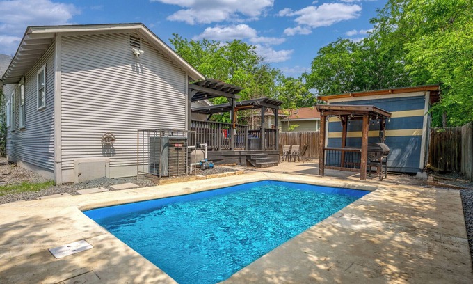 Denver Heights House | Cozy SA Home W/Pool & Hot Tub! Minutes to Downtown, Alamo Dome, &Frost Center