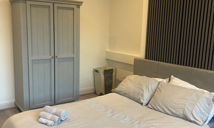 Trafford Apartment | Cozy Sale Apartment Retreat