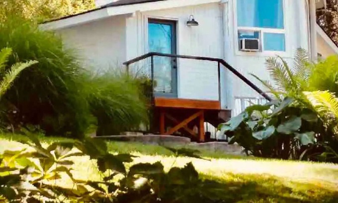 Sandpoint Cottage | Cozy Sandpoint Cottage. Just a short bike to Sandpoint or Dover!n