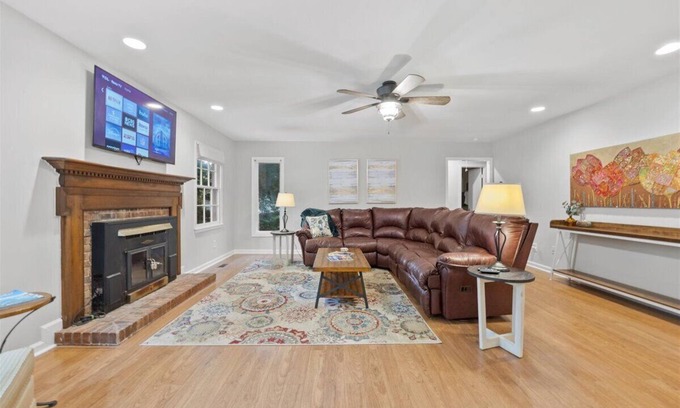 North Raleigh House | Cozy Sawmill Cottage Large Private Yard King Bed