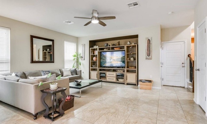 Austin House | Cozy SE Austin gem — near downtown, perfect for work, business, or family fun!