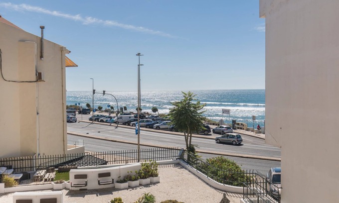 Parede Apartment | Cozy Seaview Apartment