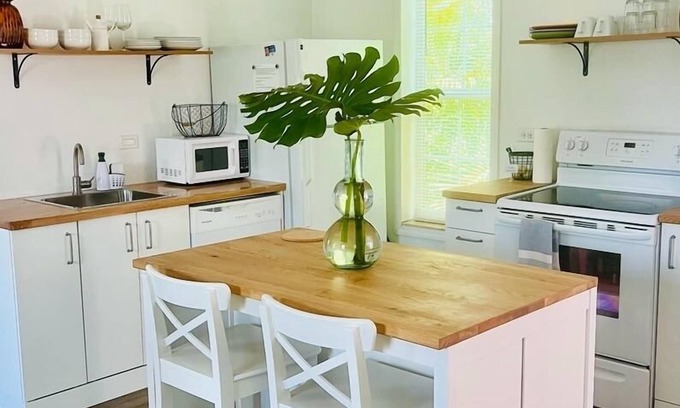 Naples House | Cozy serene affordable loft in a quiet neighborhood 15-20 minutes to the beach!