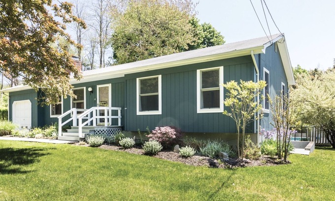 Shelter Island House | Cozy Shelter Island Cottage, walk to beaches and Mashomack Preserve