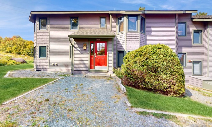 North Troy Condo | Cozy Ski-in/Ski-out condo w/balcony, mountain views, gas fireplace, w/d, wifi