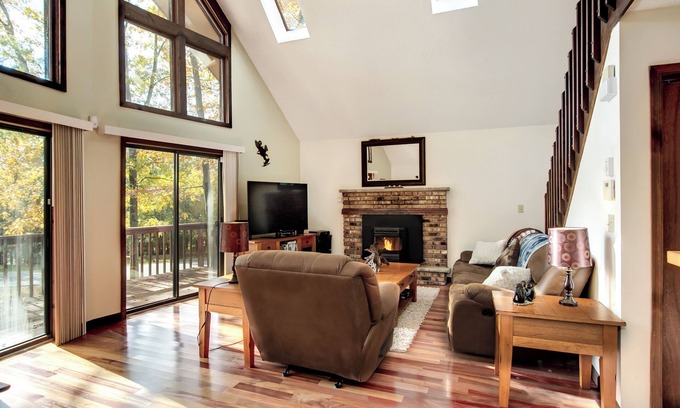 Bushkill Ski Chalet | Cozy ski retreat on Shawnee mountain nPet friendly