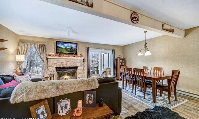 White Haven House | Cozy ski retreat on Jack Frost Mountain, just 10-minute walk to ski office!