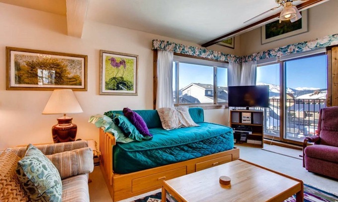 Crested Butte Apartment | Cozy Slopeside Condo | Private Balcony & Fireplace