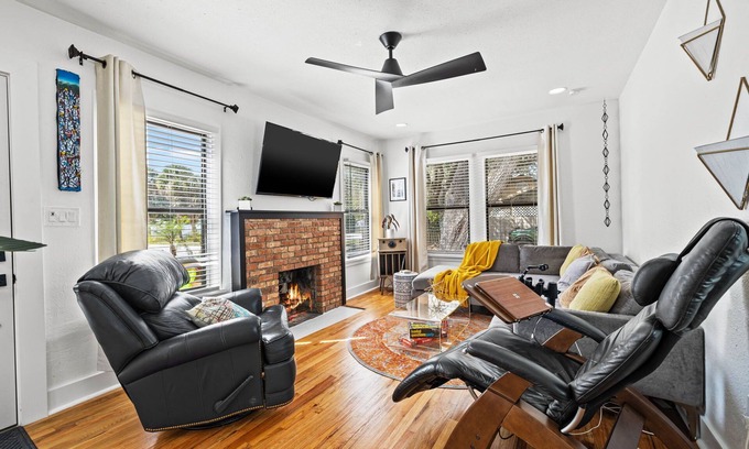Sun Bay South House | Cozy Spa Home blocks away from Bayshore, Dining, in a beatiful nieghborhood.