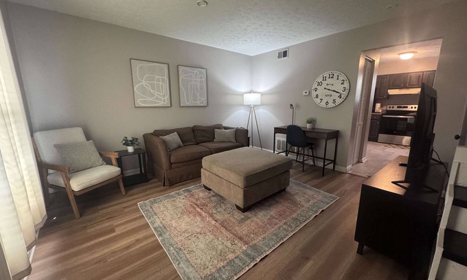 Buechel House | Cozy Spacious 2 Bedroom Townhouse Near Bardstown!