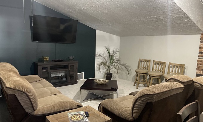 Little Italy Condo | Cozy spacious condo in Little Italy - 5 min drive to Cleveland Clinic