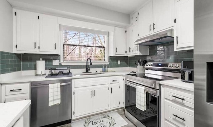 Morrow House | Cozy Spacious Haven Near ATL & Hartsfield-Jackson