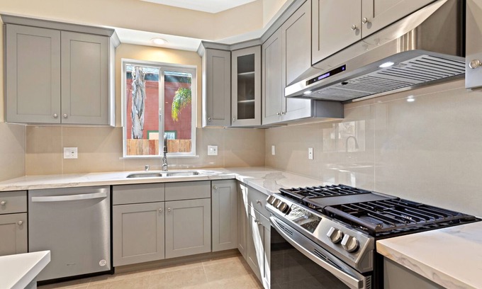 North Central House | Cozy spacious house near RoseBowl, DTLA, and more