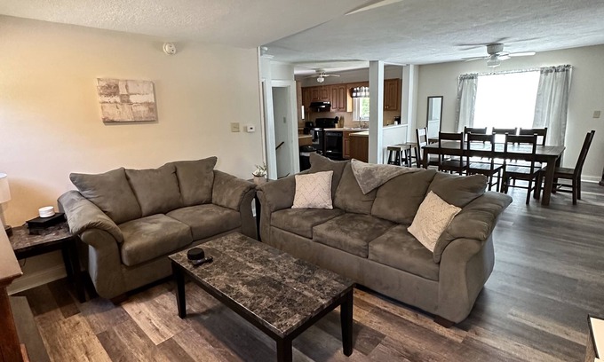 Geneva House | Cozy- SPIRE, Winery Tours, GOTL, Beach