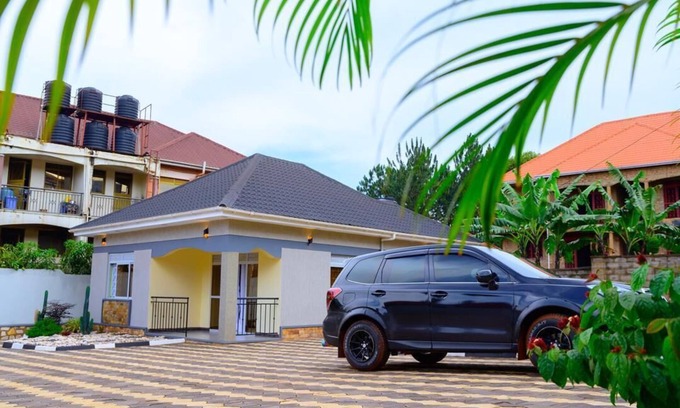 Entebbe House | Cozy standalone bungalow for a retreat, party and a home. Secure & Pet-Friendly!