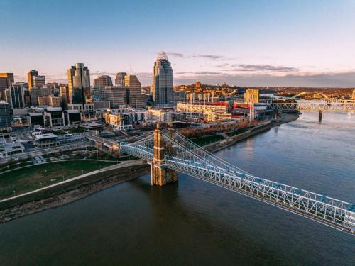 East Walnut HIlls House | Cozy Stay 2min to DT Cincinnati & UC Medical Center