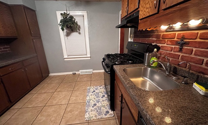 Ewing House | Cozy Stay Entire Home: Home Away Home