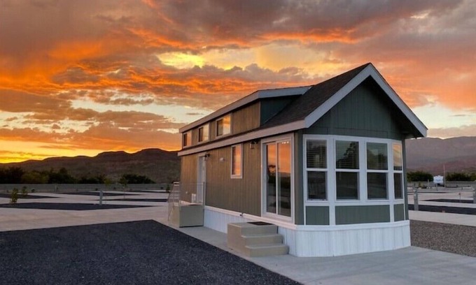 Hurricane House | Cozy Stay in a Fun Tiny Cottage! BRAND NEWn
