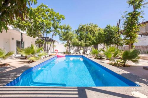 La Paz Hotel | Cozy Stay with Pool BBQ Steps from Hotspots