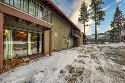 Truckee House | Cozy Studio 1st Floor #132 at Donner Lake Village