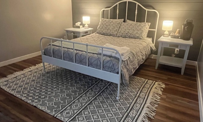 Tuxedo House | Cozy Studio