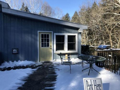 Logan House | Cozy Studio Cabin Rental with Hot Tub Perfect for Glamping in Ohio