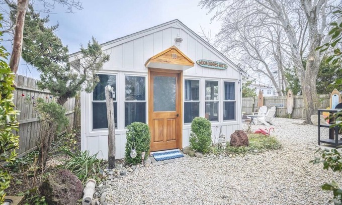 Villas Cabin | Cozy Studio Cabin w/Fire Pit Yard | Walk to Beach