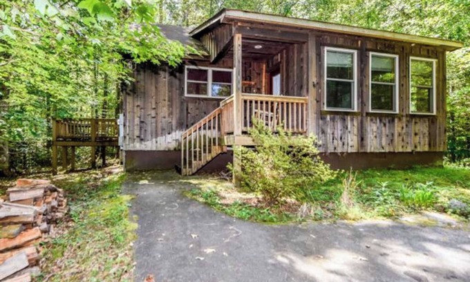 Townsend Apartment | Cozy studio cabin with a nice jetted tub and a wood burning fireplace