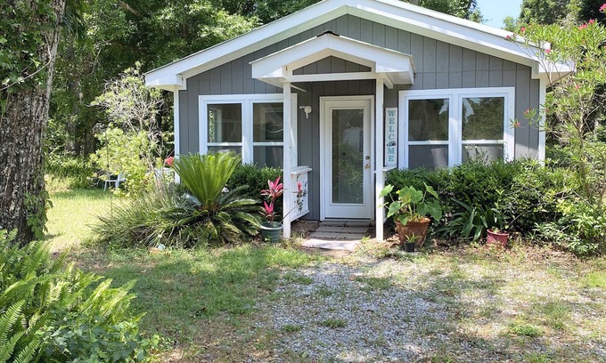 Gulf Shores Cottage | Cozy Studio Cottage - Bay access - Wi-Fi - Pet-friendly