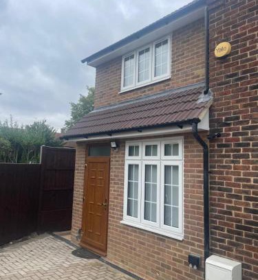 Heaton House | Cozy Studio Flat Romford, London