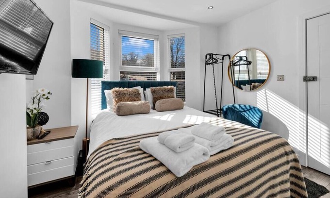 Croham Apartment | Cozy Studio Gem: Newly Renovated Stylish Space