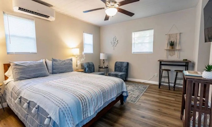 Mid America Cottage | Cozy Studio Home Near the Lake and Sam’s Pizza