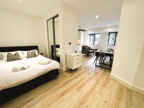 Barnt Green Apartment | Cozy Studio in Solihull with Parking - NEC or Airport