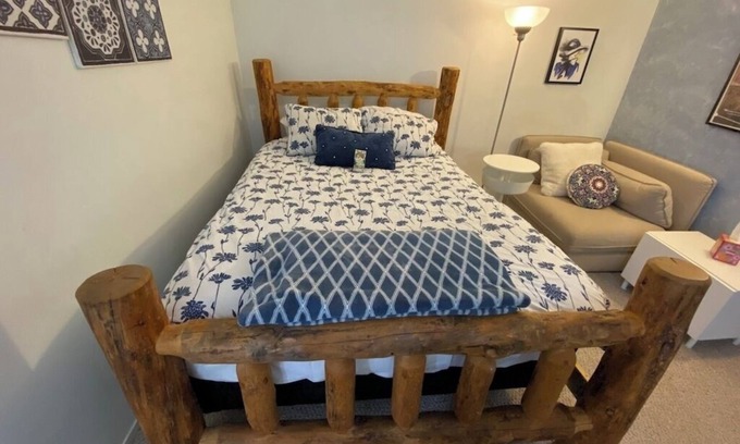 Upper Avenues Apartment | Cozy studio in upper avenues Salt Lake City with WiFi. Private entrance.