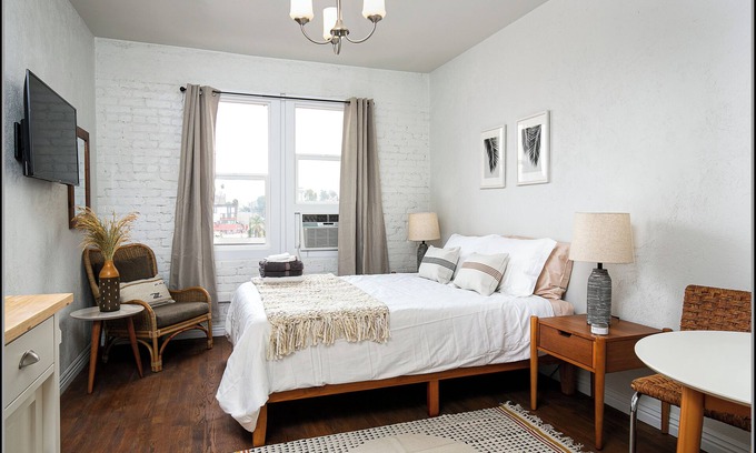 Rampart Village Apartment | Cozy Studio Near Downtown LA's Top Attractions!
