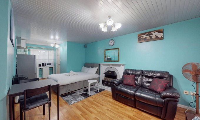 Royal Docks Apartment | Cozy Studio near London City Airport, ExCeL & DLR