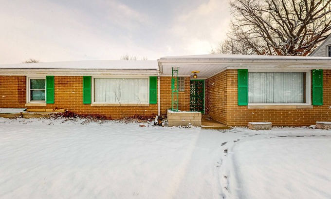South Bend Apartment | Cozy studio near Notre Dame with jetted tub & central AC - dog-friendly