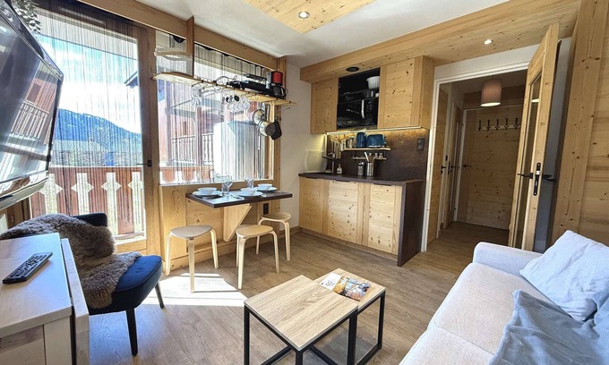 Cohennoz Apartment | Cozy Studio Near Ski Slopes - Sleeps 4 with Balcony and Parking
