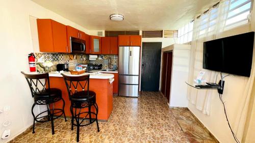 Bucana Apartment | Cozy Studio Retreat with Private Parking and FREE Laundry