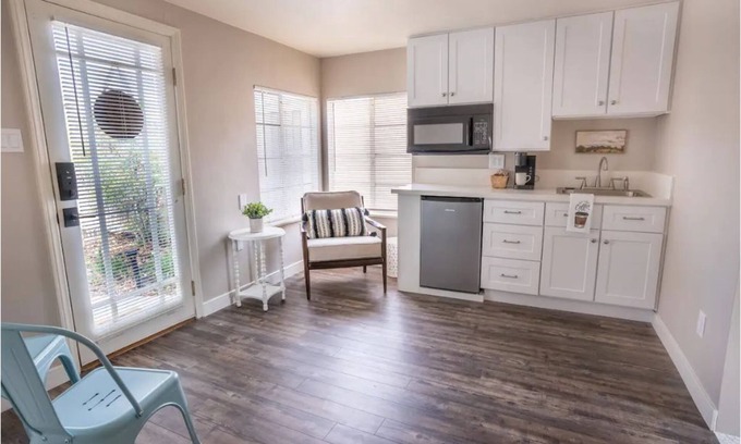Camarillo Apartment | 🤗 Cozy Studio w/Kitchenette & Walk-in Shower