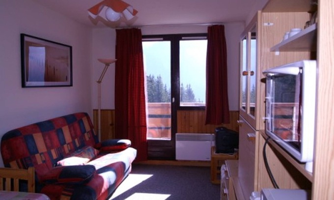 Le Pleynet Apartment | Cozy Studio with Balcony, Near Slopes and Shops, Ski-in/Ski-out Access